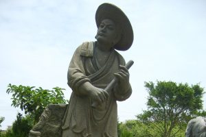 Według ustnej tradycji cesarz Shun żył w latach od 2294 do 2184 p.n.e. Na zdjęciu pomnik cesarza (By Dingar – own work / domena publiczna, https://commons.wikimedia.org/w/index.php?curid=4167282)