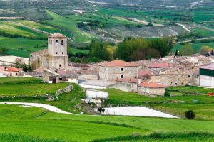 W Hiszpanii i Portugalii wystawiono na sprzedaż kilkadziesiąt wiosek. Na zdjęciu hiszpańska wieś w nieoznaczonej lokalizacji (Wolk9 / Pixabay)