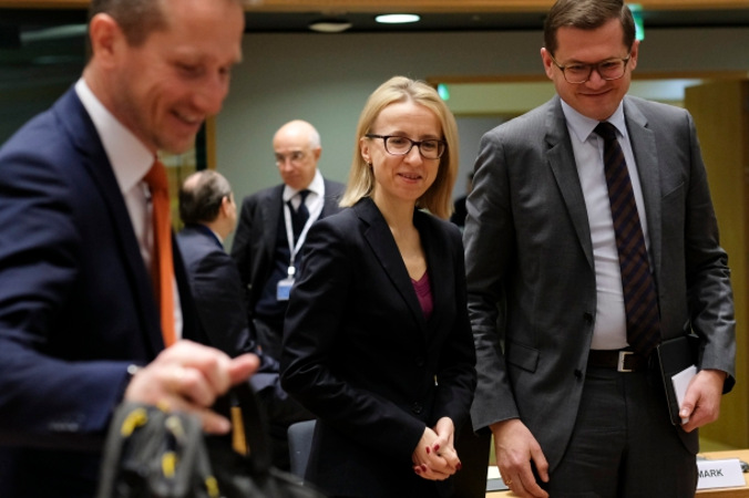 Minister finansów Teresa Czerwińska i duński minister finansów Kristian Jensen (po lewej) podczas spotkania europejskich ministrów finansów na posiedzeniu Rady UE, Bruksela, 20.02.2018 r. (OLIVIER HOSLET/PAP/EPA)
