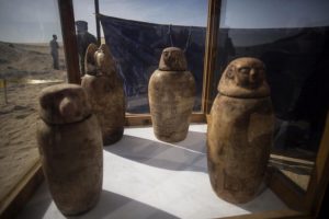 Cztery urny kanopskie z alabastru, z pokrywami w kształcie głów synów Horusa, w miejscu starożytnego egipskiego cmentarza odkrytego ok. 250 km na południe od Kairu, 24.02.2018 r. (IBRAHIM YOUSSEF/PAP/EPA)