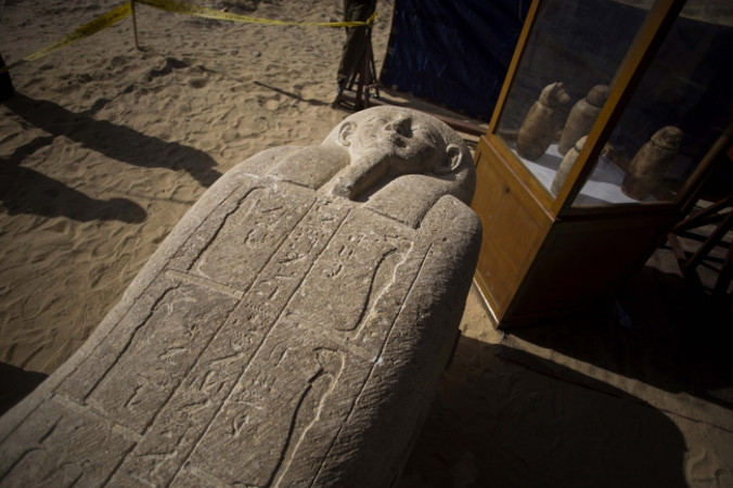 Sarkofag w miejscu starożytnego egipskiego cmentarza odkrytego ok. 250 km na południe od Kairu, 24.02.2018 r. (IBRAHIM YOUSSEF/PAP/EPA)