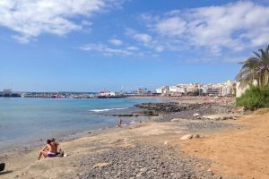 Kamienisty fragment plaży Playa de Los Cristianos. Teneryfa, luty 2017 r. (archiwum autorki)