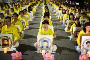 Praktykujący Falun Gong domagający się, by były chiński lider Jiang Zemin został pociągnięty do odpowiedzialności, podczas czuwania ze świecami ku pamięci tych, którzy zginęli podczas trwających 16 lat prześladowań w Chinach. 15.10.2015 r. przed chińskim konsulatem w Los Angeles (Benjamin Chasteen / The Epoch Times)
