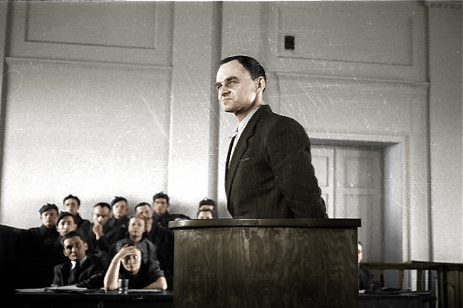 Witold Pilecki w trakcie procesu (autor nieznany – zdjęcie modyfikowane, źródłem oryginalnego zdjęcia był „Głos Ludu”, marzec 1948 / <a href="https://commons.wikimedia.org/w/index.php?curid=56248516">domena publiczna</a>)  