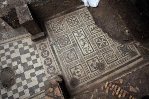 Odkopane zostały m.in. mozaiki i marmurowe posadzki w doskonałym stanie (Soprintendenza Speciale di Roma/PAP/EPA)