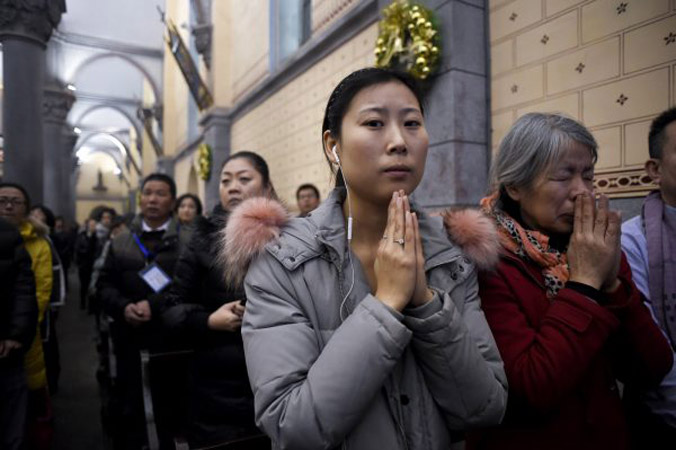 Chińscy chrześcijanie biorą udział w mszy wigilijnej w kościele katolickim w Pekinie, 24.12.2016 r. (Wang Zhao/AFP/Getty Images)