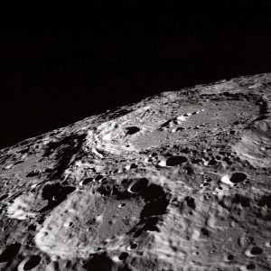 Na powierzchni Księżyca widać kratety powstałe po zderzeniu z odłamkami skalnymi, asteroidami i kometami. Szacuje się, że tych o średnicy ponad 1 km znajduje się tam ok. pół miliona<br/>(<a href="https://pixabay.com/pl/users/WikiImages-1897/?utm_source=link-attribution&amp;utm_medium=referral&amp;utm_campaign=image&amp;utm_content=508756">WikiImages</a> / <a href="https://pixabay.com/pl/?utm_source=link-attribution&amp;utm_medium=referral&amp;utm_campaign=image&amp;utm_content=508756">Pixabay</a>)