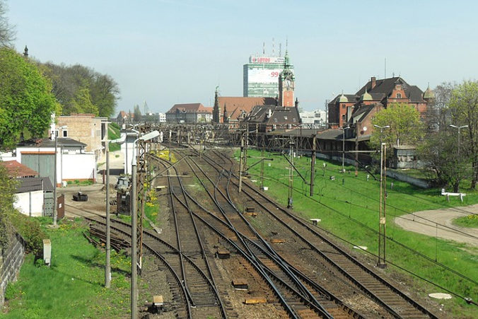 Dofinansowanie otrzymają koleje w Szczecinie, Gdańsku i Wrocławiu. Na zdjęciu widok na fragment infrastruktury kolejowej w Gdańsku (12019 / Pixabay)