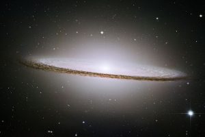 Galaktyka Sombrero, nazywana także M104, NGC 4594 – galaktyka spiralna znajdująca się w gwiazdozbiorze Panny (<a href="https://www.spacetelescope.org/images/opo0328a/">NASA/ESA and The Hubble Heritage Team, STScI/AURA</a> / <a href="https://commons.wikimedia.org/w/index.php?curid=122383">domena publiczna</a>)
