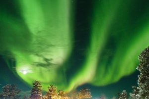 Zorza polarna ponad Inari, miejscowością w Laponii, na północy Finlandii (giulianabencovich / Pixabay)