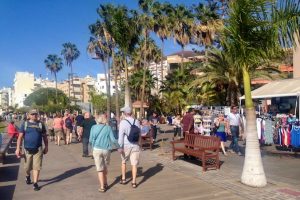 Zatłoczony deptak wzdłuż Playa de Los Cristianos. Teneryfa, styczeń 2018 r. (archiwum autorki)