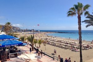Fragment jednej z plaż w Los Cristianos – Playa de Las Vistas. Stojące wzdłuż deptaka restauracje mają stoliki z takim oto widokiem. Teneryfa, marzec 2018 r. (archiwum autorki)