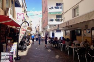 Wąskie uliczki, restauracje i sklepiki w centrum Los Cristianos. Teneryfa, marzec 2018 r. (archiwum autorki)