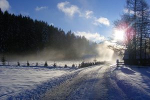 W ostatnich latach w naukach historycznych większą uwagę zwraca się na wpływ, jaki zmiany klimatu mogły mieć na rozwój społeczeństw. Na zdjęciu zima w Dolinie Chochołowskiej w Tatrach (luck36 / Pixabay)