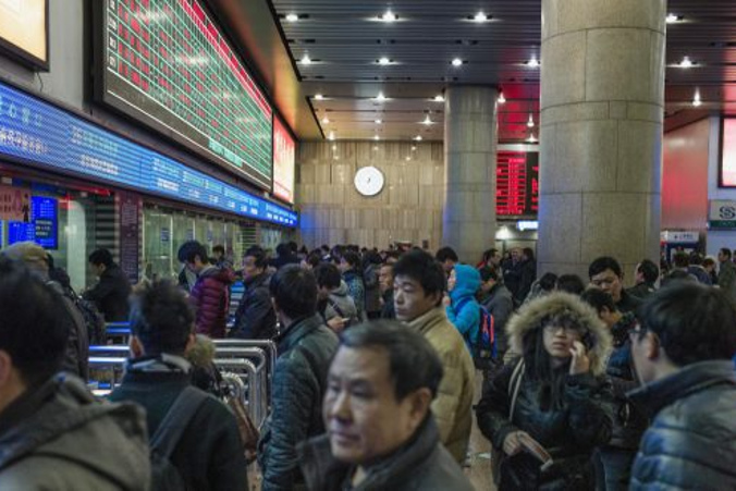 Chińscy podróżni stoją w kolejkach na dworcu kolejowym w Pekinie, aby kupić bilety i dotrzeć do domów na obchody Księżycowego Nowego Roku, 4.02.2015 r. (Fred Dufour/AFP/Getty Images)