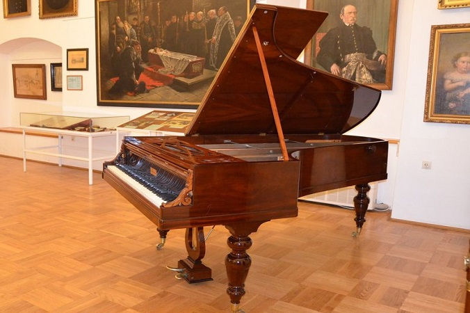 Krośnieński fortepian Pleyela po konserwacji (R. Kubit / dzięki uprzejmości Muzeum Podkarpackiego w Krośnie)