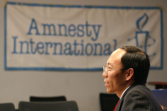 Na zdjęciu He Lizhi, ogłoszony przez Amnesty International więźniem sumienia, mówi o swoich przeżyciach w chińskim więzieniu i o torturach (Faluninfo.net)