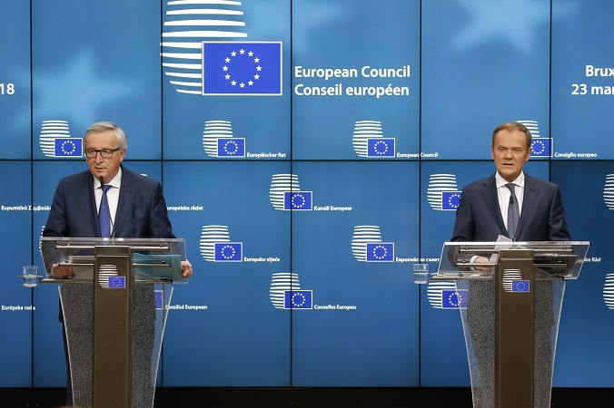 Przewodniczący Komisji Europejskiej Jean-Claude Juncker i przewodniczący Rady Europejskiej Donald Tusk podczas konferencji prasowej po spotkaniu RE w Brukseli, 23.03.2018 r. (JULIEN WARNAND/PAP/EPA)