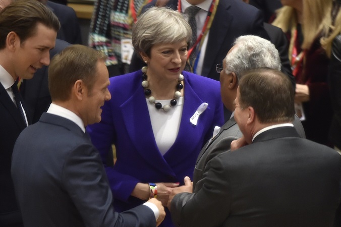 Premier Wielkiej Brytanii Theresa May rozmawia z premierem Portugalii Antóniem Costą podczas szczytu Unii Europejskiej w Brukseli, 22.03.2018 r. (ERIC VIDAL/PAP/EPA)