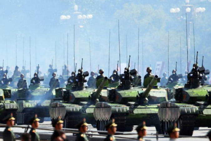 Dudniący przejazd chińskich czołgów przez pl. Tiananmen w Pekinie, Chiny (Feng Li / Getty Images)