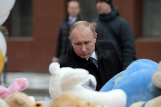 Prezydent Rosji Władimir Putin składa kwiaty na prowizorycznym miejscu pamięci w centrum handlowym Zimowa Wiśnia w Kemerowie na Syberii, Rosja, 27.03.2018 r. (ALEXEI DRUZHININ/SPUTNIK/KREMLIN POOL/PAP/EPA)