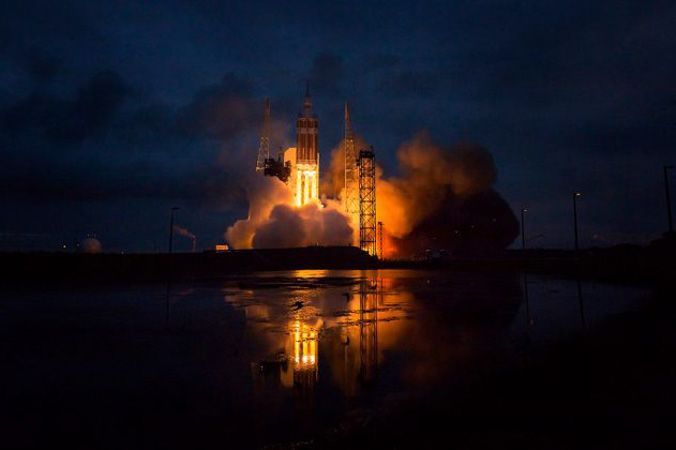Rakieta Delta IV Heavy ze zbudowanym przez NASA statkiem kosmicznym Orion unosi się z Cape Canaveral Air Force Station Space Launch Complex nr 37, Cape Canaveral, Floryda, godz. 7.05, 5.12.2014 r. (Bill Ingalls/NASA via Getty Images)