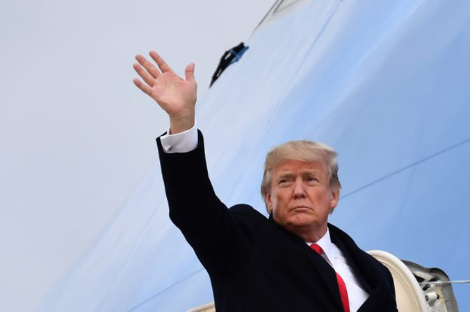 Prezydent USA Donald Trump macha wsiadając do samolotu Air Force One przed odlotem z lotniska w Zurychu 26.01.2018 r. (Nicholas Kamm/AFP/Getty Images)