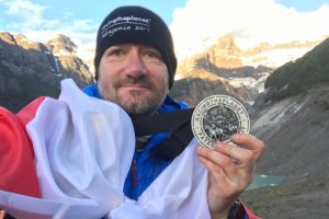 Marek Rybiec na mecie ultramaratonu w Patagonii (Marek Rybiec / dzięki uprzejmości Akademii Rozwoju Filantropii w Polsce)