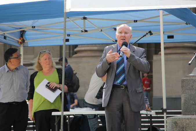 Peter Westmore przemawiający na wiecu w Melbourne (Tuo Ni / The Epoch Times)