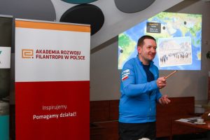 Marek Rybiec w czasie prezentacji planu biegów przez pustynie (Paweł Zań/ARFP/dzięki uprzejmości Akademii Rozwoju Filantropii w Polsce)