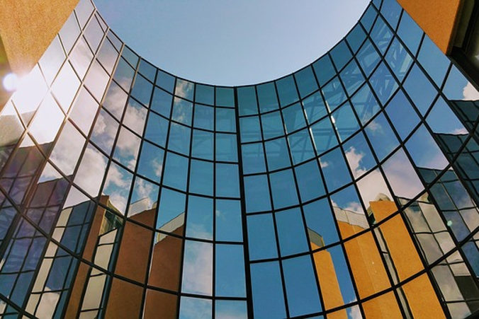 Dzięki nowej technologii nawet okna w wieżowcach mogłyby wytwarzać energię (Fabio_Ribaudo / Pixabay)