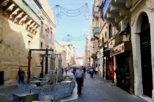 Ulica wiodąca przez środek Valletty, Malta, listopad 2016 r. (archiwum autorki)
