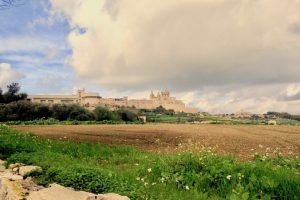 Mdina ulokowana niemal pośrodku Malty jak za dawnych lat góruje nad okolicznymi wioskami i polami, listopad 2016 r. (archiwum autorki)