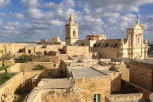 Zabytkowe mury cytadeli w Victorii, stolicy Gozo, wznieśli Aragończycy w czasach średniowiecza. W późniejszym okresie o ich stan troszczył się zakon joannitów, grudzień 2016 r. (archiwum autorki)