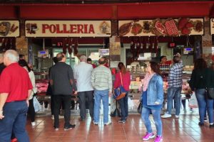Przed południem ruch na placu targowym Mercado de Nuestra Señora de África jest bardzo duży. Na parterze znajdziecie stoiska z wędlinami, serami, przyprawami oraz bary i kawiarnie, natomiast na poziomie minus jeden, ryby i owoce morza z nocnego połowu oraz wszelakie odmiany mięs. Santa Cruz de Tenerife, styczeń 2017 r. (archiwum autorki)
