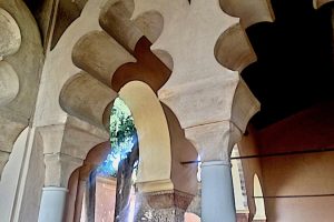 Średniowieczni mauretańscy architekci, projektując wnętrza Alcazaby, położyli nacisk nie tylko na stylowe wykończenie ścian i sufitów, lecz także na dobór kształtu łuków oraz umiejscowienie fontann, aby pięknem gry światła i cienia ożywić ogrody i pokoje, tworząc w nich niepowtarzalną atmosferę. Malaga, marzec 2017 r. (archiwum autorki)