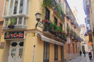 Jedna z wielu urokliwych uliczek w starej części Malagi. Calle Niño de Guevara, Malaga, marzec 2017 r. (archiwum autorki)