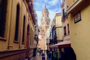 Wąska Calle San Agustín. Na końcu uliczki pręży się wieża katedry w Maladze, marzec 2017 r. (archiwum autorki)