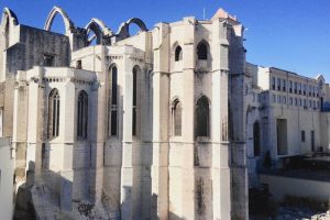 Ruiny klasztoru Karmelitów, do których można wyjechać windą Elevador de Santa Justa, Lizbona, grudzień 2017 r. (archiwum autorki)
