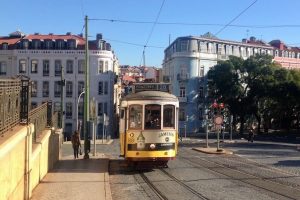 Przejażdżka jednowagonowym, starym, klekoczącym tramwajem linii 28 to świetna rozrywka i ciekawy pomysł na wycieczkę objazdową po mieście. Lizbona, grudzień 2017 r. (archiwum autorki)