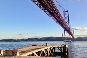 Wiszący most 25 Kwietnia w Lizbonie podobny do mostu Golden Gate w San Francisco, grudzień 2017 r. (archiwum autorki)