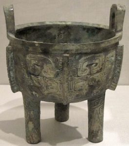  Chińskie naczynie trójnóg z czasów dynastii Shang (Hiart – praca własna, CC0 / Wikimedia, https://commons.wikimedia.org/w/index.php?curid=17159491)