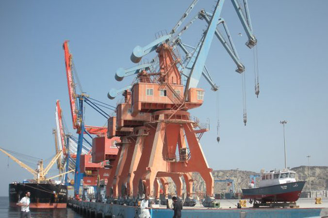 Pracownicy przechodzą przez Port Gwadar w Pakistanie, wart miliardy dolarów projekt infrastrukturalny, w który Chiny zainwestowały w ramach ostatniej inicjatywy „Jednego pasa, jednej drogi” (Amelie Herenstein/AFP/Getty Images)