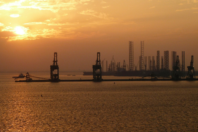 Bahrajn był przed 90 laty pierwszym państwem Zatoki Perskiej, gdzie wykryto złoża ropy naftowej i gazu. Na zdjęciu wybrzeże Bahrajnu (Kit / Pixabay)