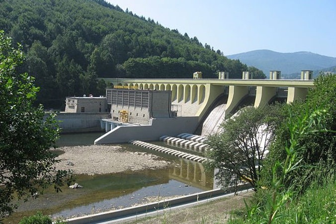 Projekt nowelizacji ustawy o OZE otwiera możliwość inwestowania w elektrownie wodne. Na zdjęciu zapora wodna i elektrownia wodna w Porąbce na rzece Sole (Michał460 – praca własna / domena publiczna, https://commons.wikimedia.org/w/index.php?curid=3309714)