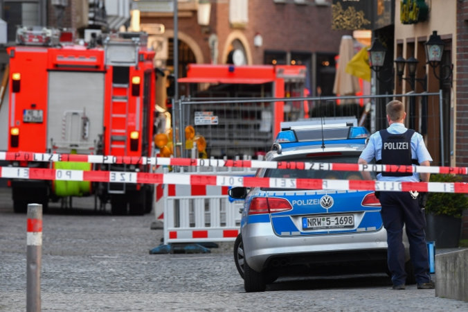 Policjant i policyjny samochód za taśmą ostrzegawczą w centrum Münster, Niemcy, 7 kwietnia 2018 r. (SASCHA STEINBACH/PAP/EPA)