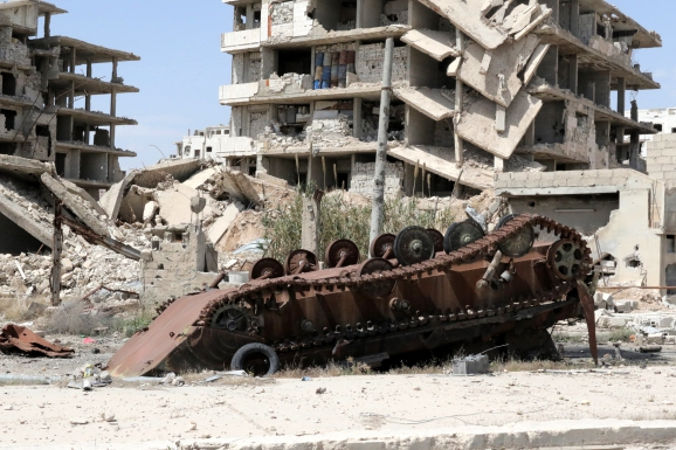 Przewrócony czołg w mieście Zamalka, we Wschodniej Gucie w Syrii, 8.04.2018 r. (YOUSSEF BADAWI/PAP/EPA)