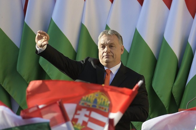 Viktor Orbán, premier Węgier i przewodniczący partii Fidesz, macha do zgromadzonych na wiecu partii Fidesz w Székesfehérvár, Węgry, 6.04.2018 r. (Zsolt Szigetváry/PAP/EPA)