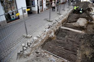 Na wykopaliskach w Rzeszowie odnaleziono drewnianą ulicę z XVII w. i liczne artefakty