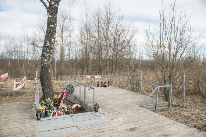 Miejsce katastrofy samolotu Tu-154M w Smoleńsku, 11.04.2018 r. 10 kwietnia br. odbyły się uroczystości upamiętniające 8. rocznicę katastrofy samolotu pod Smoleńskiem, w której zginęło 96 osób, w tym prezydent Lech Kaczyński i jego małżonka Maria (Wojciech Pacewicz / PAP)
